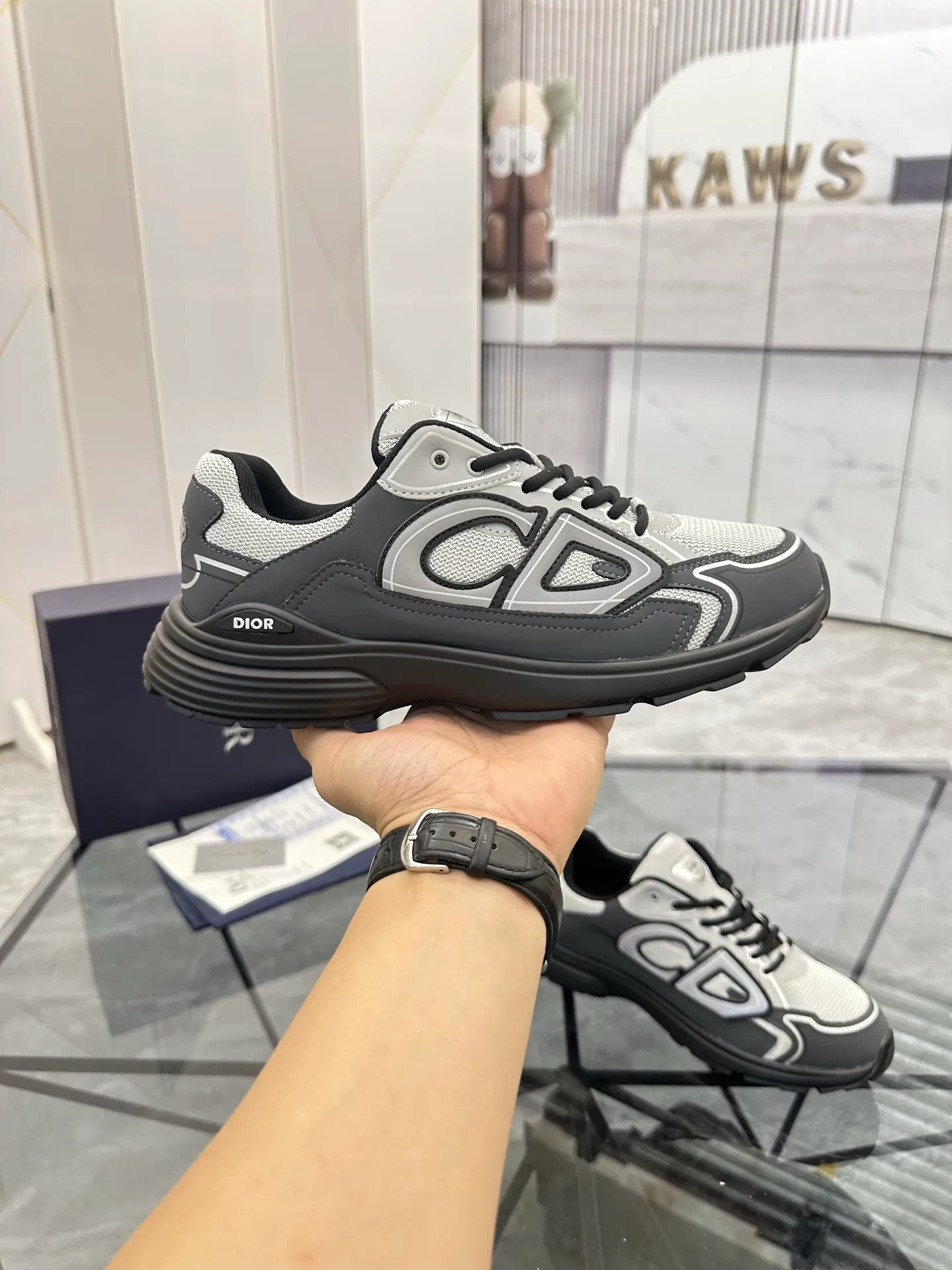 Men's shoes: 💰P400¥ Available in Guangzhou Product trademark: Dior* "Dior*" low-top casual shoes Regular size: 35-46 (can be customized to 47) Couple style Product materials: Upper imported cowhide stitched with original fabric, breathable lining, ultra-light foam original outsole. No.: 007